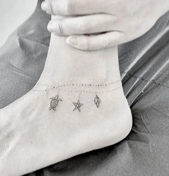 Tatuaje en el pie con motivos marinos
