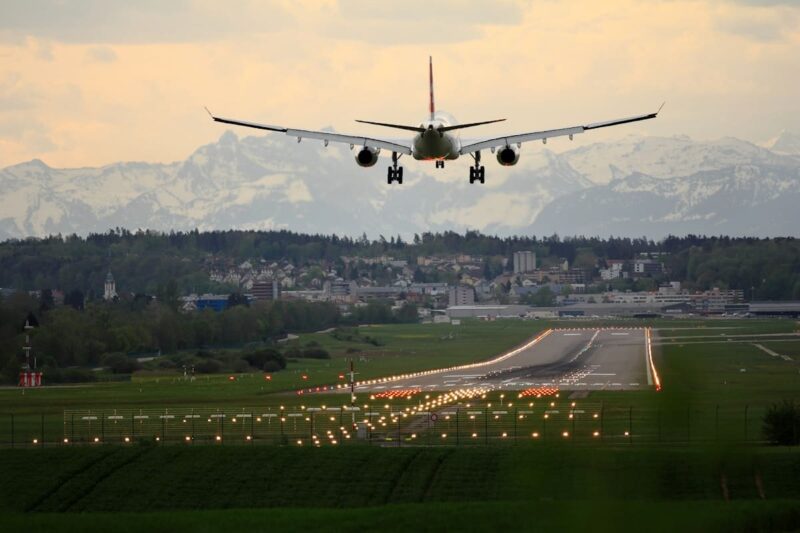 Panel de salidas en aeropuerto reclamar vuelo