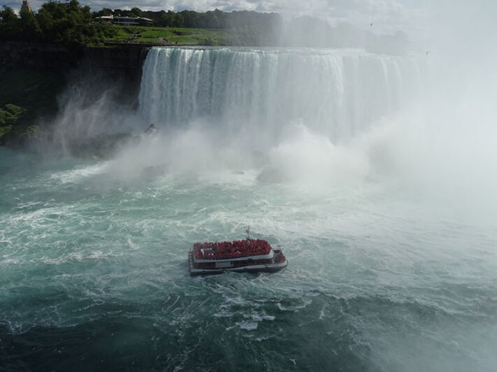 Barco en las Cataratas del Niágara