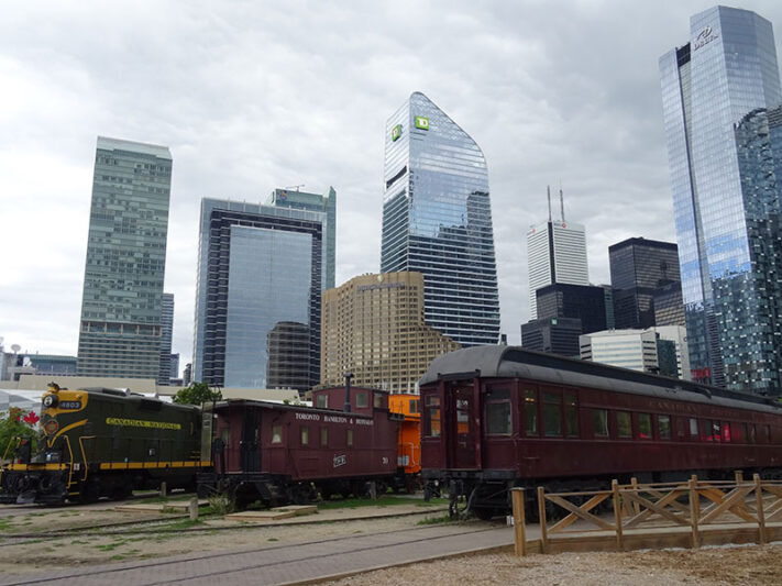 Tren en Toronto en Canadá